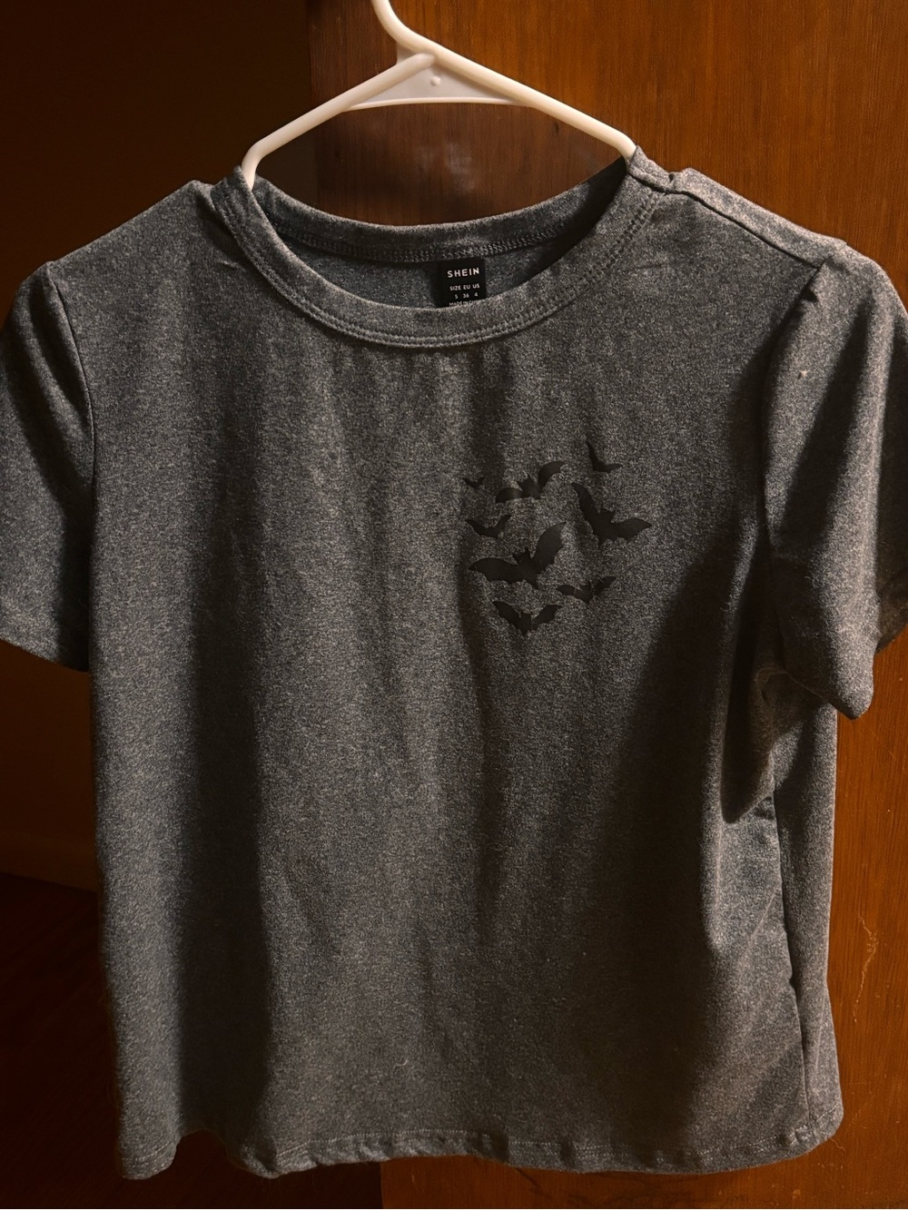 SHEIN Kids' Charcoal Gray Short Sleeve Tee with Bat Cluster